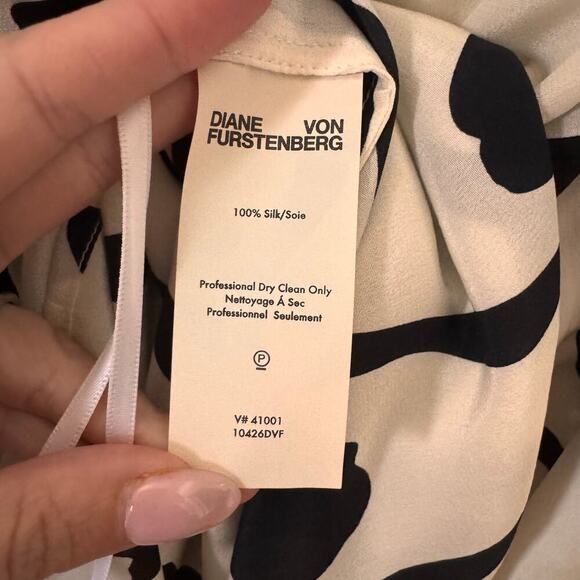 Diane Von Furstenberg DVF 100% Silk Printed Slit Sleeve Blouse Black White Sz 6 - Picture 12 of 14